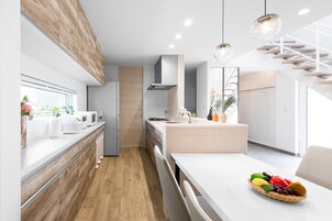 Refrigerador con freezer, microondas, placa de cocina