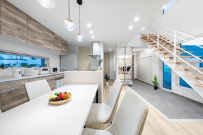 Frigorífico grande, microondas, placa de cocina y hervidor eléctrico