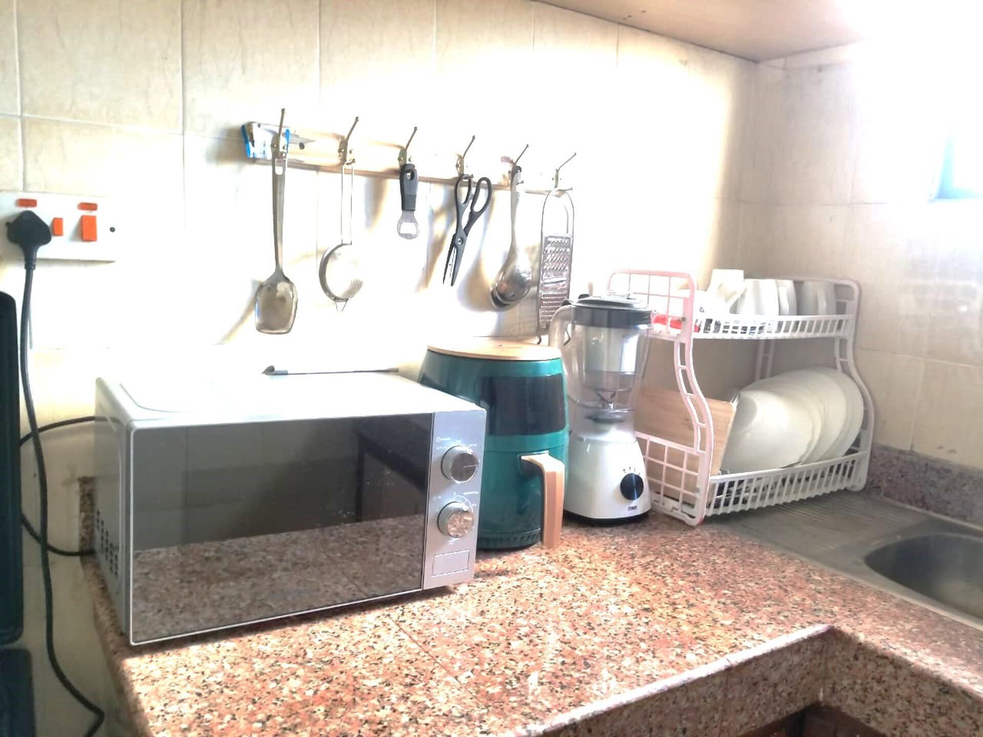 Appartement | Privékeuken | Een koelkast, een microgolfoven, een oven, een waterkoker