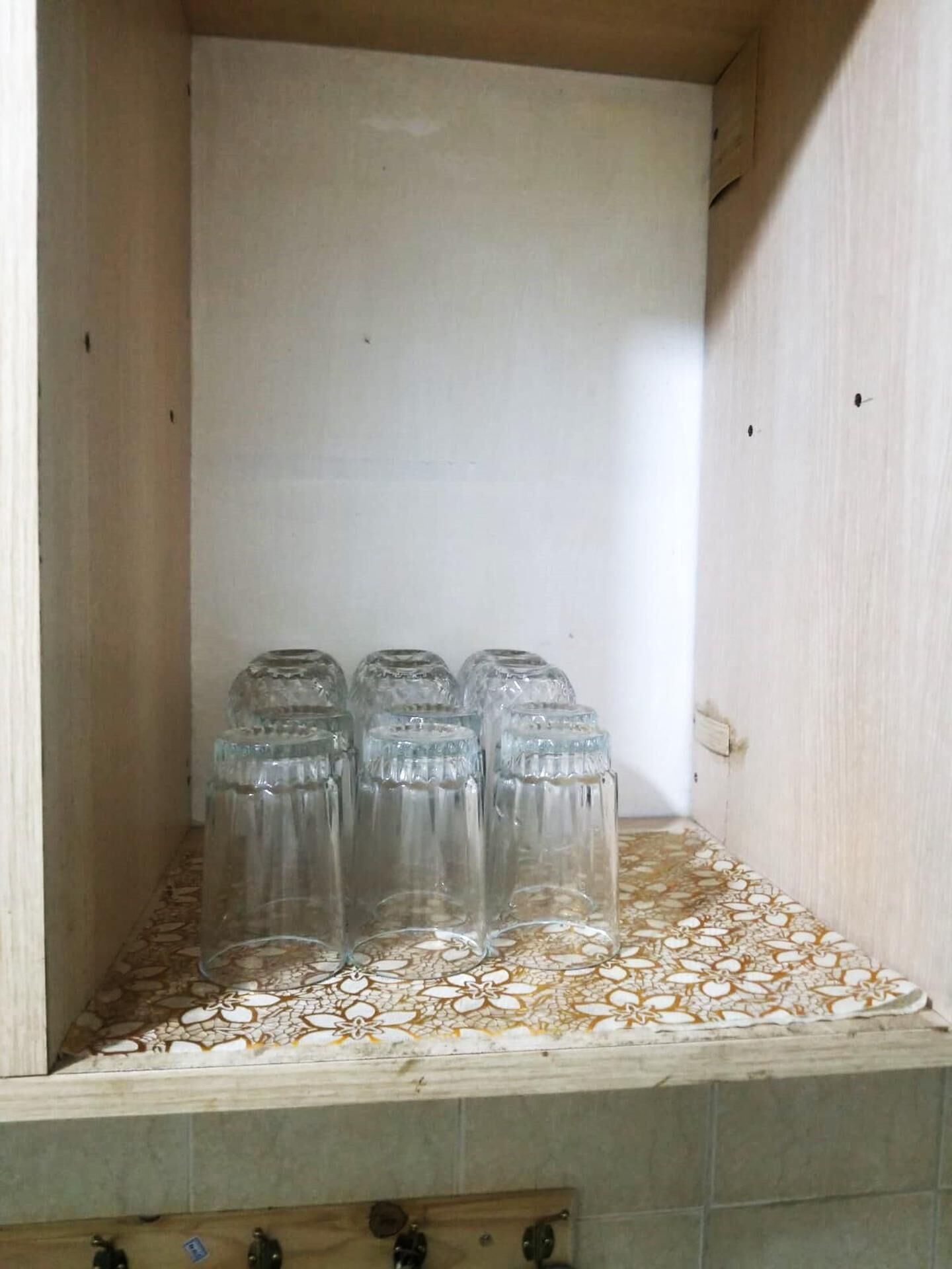 Un mueble de madera con encimera de azulejos.