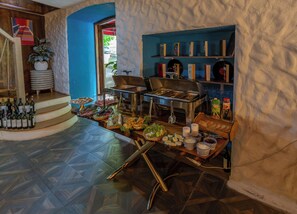 Un buffet proposant une variété de plats et une sélection de vins.