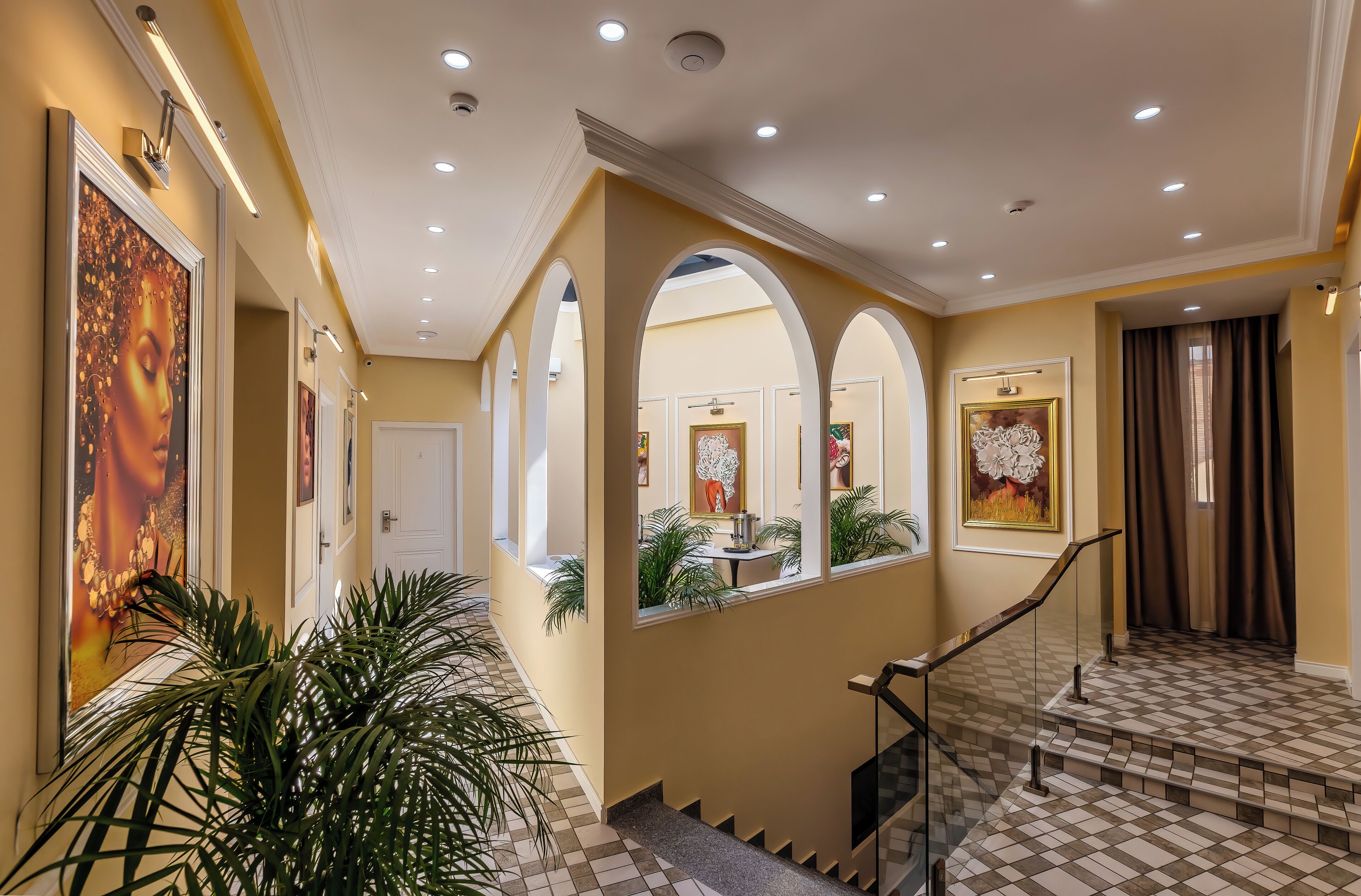 Chambre Double Standard | Coin séjour | TV connectée de 60 pouces avec chaînes numériques, cheminée, imprimantes