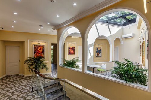 Hillside City Center Hotel