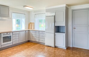 Fridge, dishwasher, coffee/tea maker