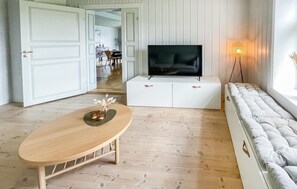 Smart TV, fireplace - Lovely home in Koppang with kitchen (Koppang)