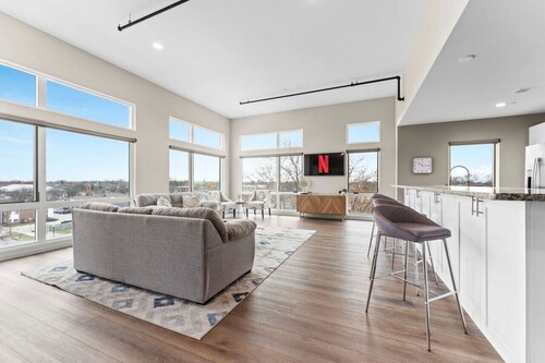 The W Loft Penthouse with Pool Gym 2 Balconies