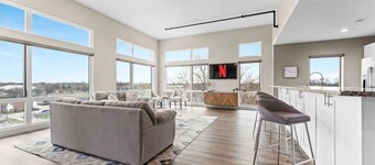 The W Loft Penthouse with Pool Gym 2 Balconies