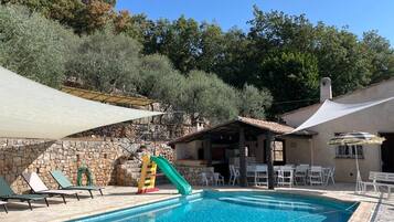 Alberca techada y alberca al aire libre