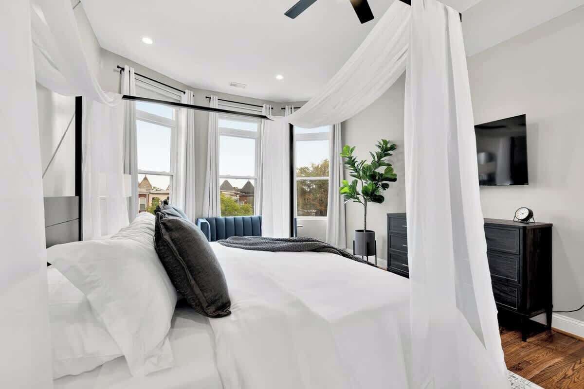 4 多间卧室、办公桌、熨斗/熨衣板、旅行婴儿床