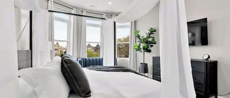 4 bedrooms, desk, iron/ironing board, travel crib