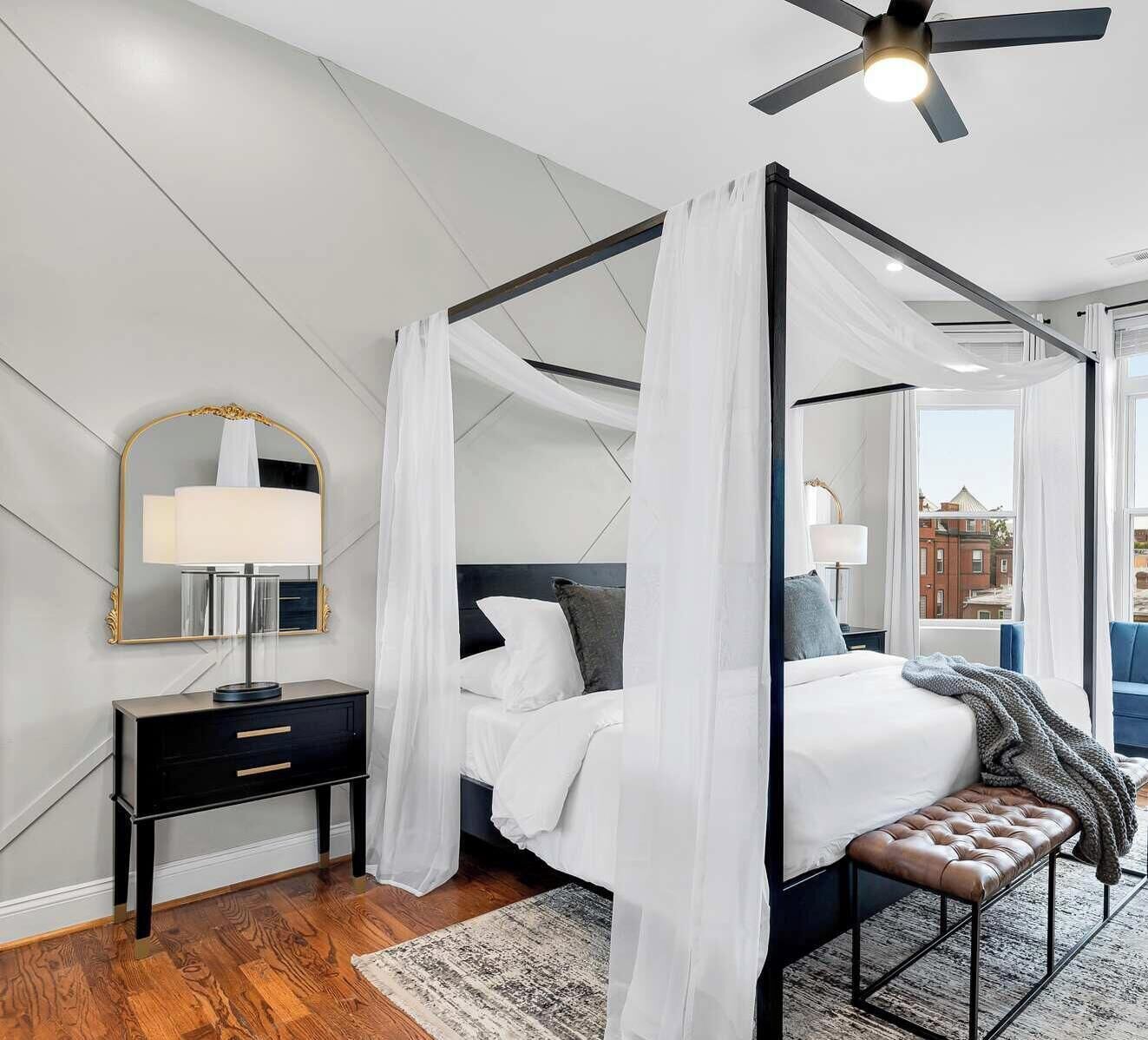 4 chambres, bureau, fer et planche à repasser, lit parapluie