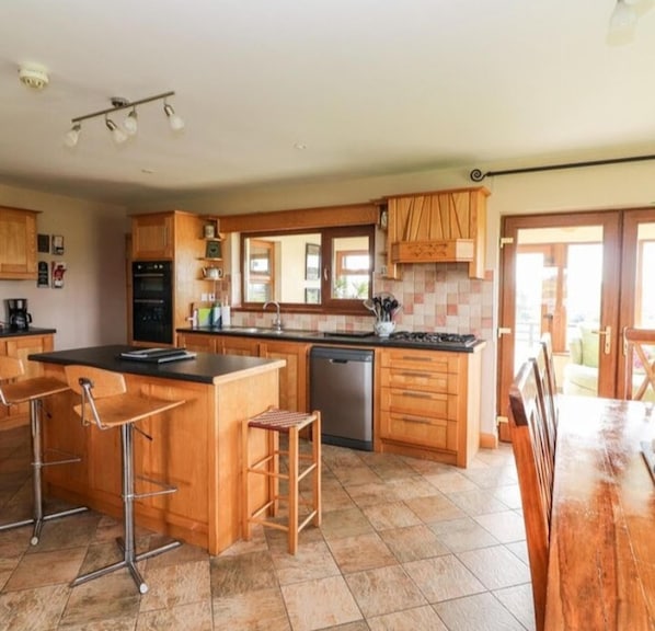 House, Multiple Beds | Private kitchen | Fridge, microwave, oven, stovetop