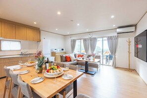 75-inch flat-screen TV with digital channels - PEACE OF REST SHIRAHAMA (Shirahama)