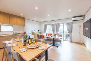 家庭别墅 | 起居区 | 75-英寸纯平电视（配备数码频道）