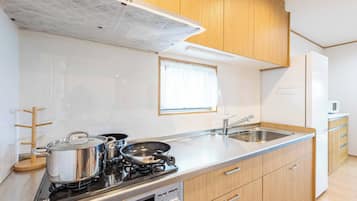 Family Villa | Private kitchen | Microwave, stovetop, electric kettle, toaster