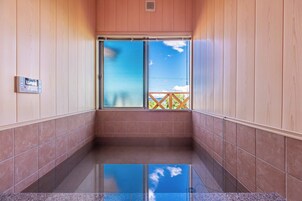 家庭别墅 | 浴室 | 淋浴/盆浴组合、泉水浴缸、名牌洗护用品、吹风机