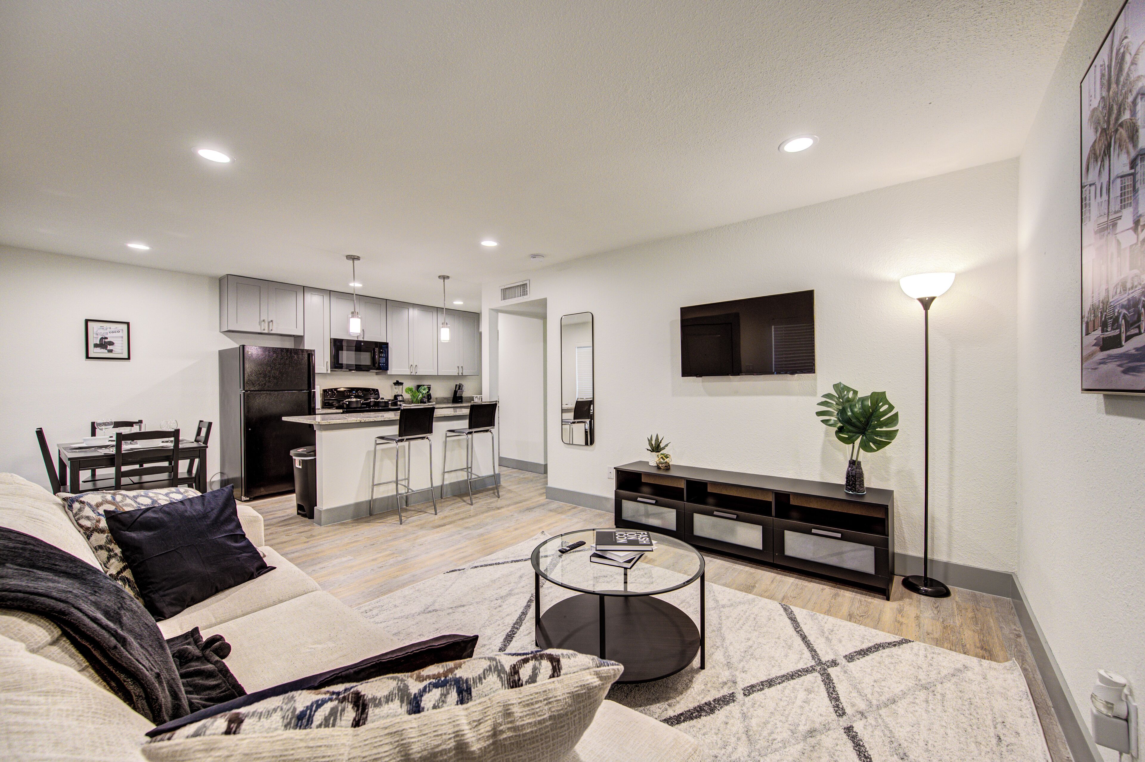 Trendy Midtown Apt, Walk to Shops & Sites, Pets Ok