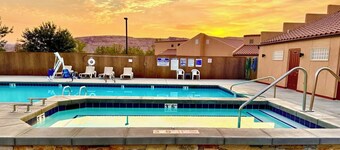 Rim Village I Private Hot Tub I Garage I Pool I Trailer Parking Nearby