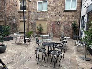 Outdoor dining - Luxury, Spacious one Bedroom Apartment in Lovely Quiet Courtyard, Town Location (Belper)