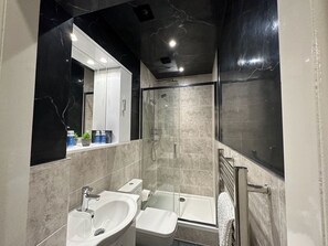 Shower, hair dryer, towels, soap - Luxury, spacious one bedroom apartment in lovely quiet courtyard, town location. (Belper)