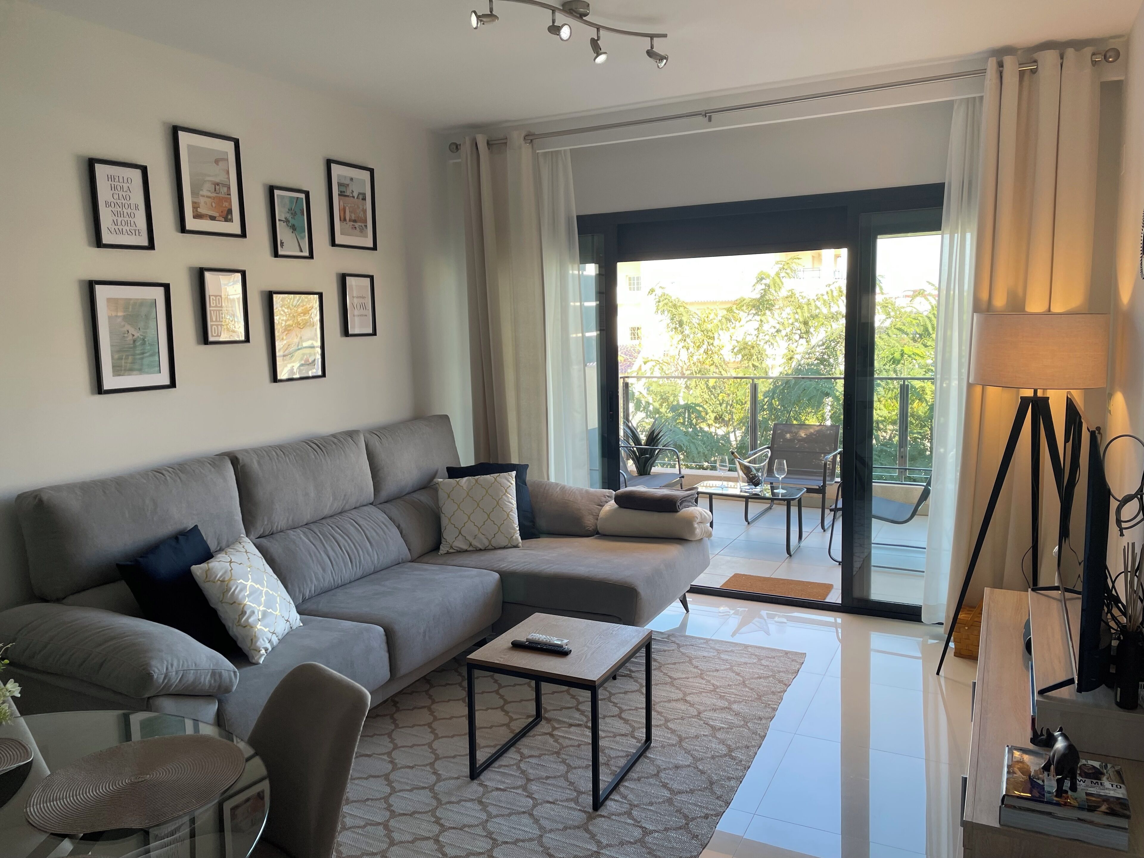 Smart-TV, Videospiele, Bücher, Videothek