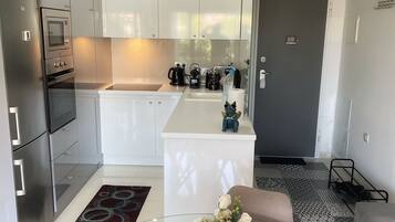 Een koelkast, een magnetron, een oven, een kookplaat