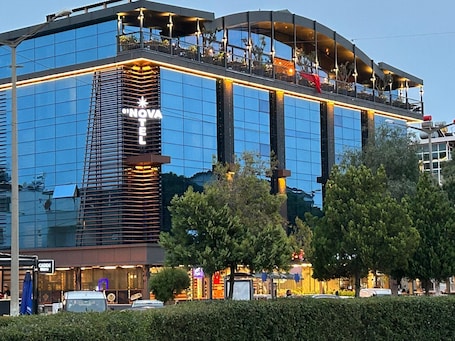 Fachada da propriedade. 01 Nova Otel