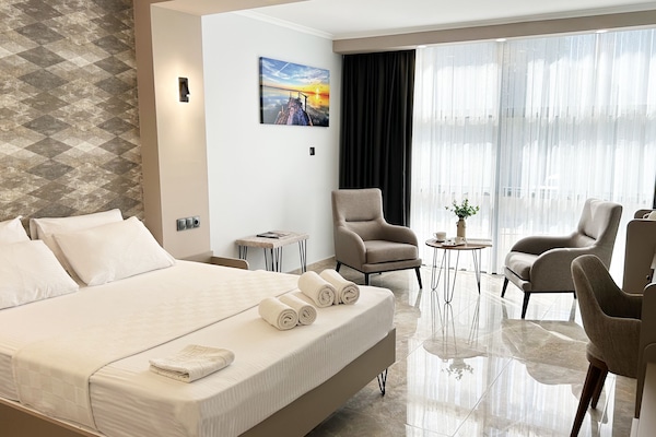 Rom – standard | Safe på rommet, lydisolert, strykejern/-brett og wi-fi (inkludert)