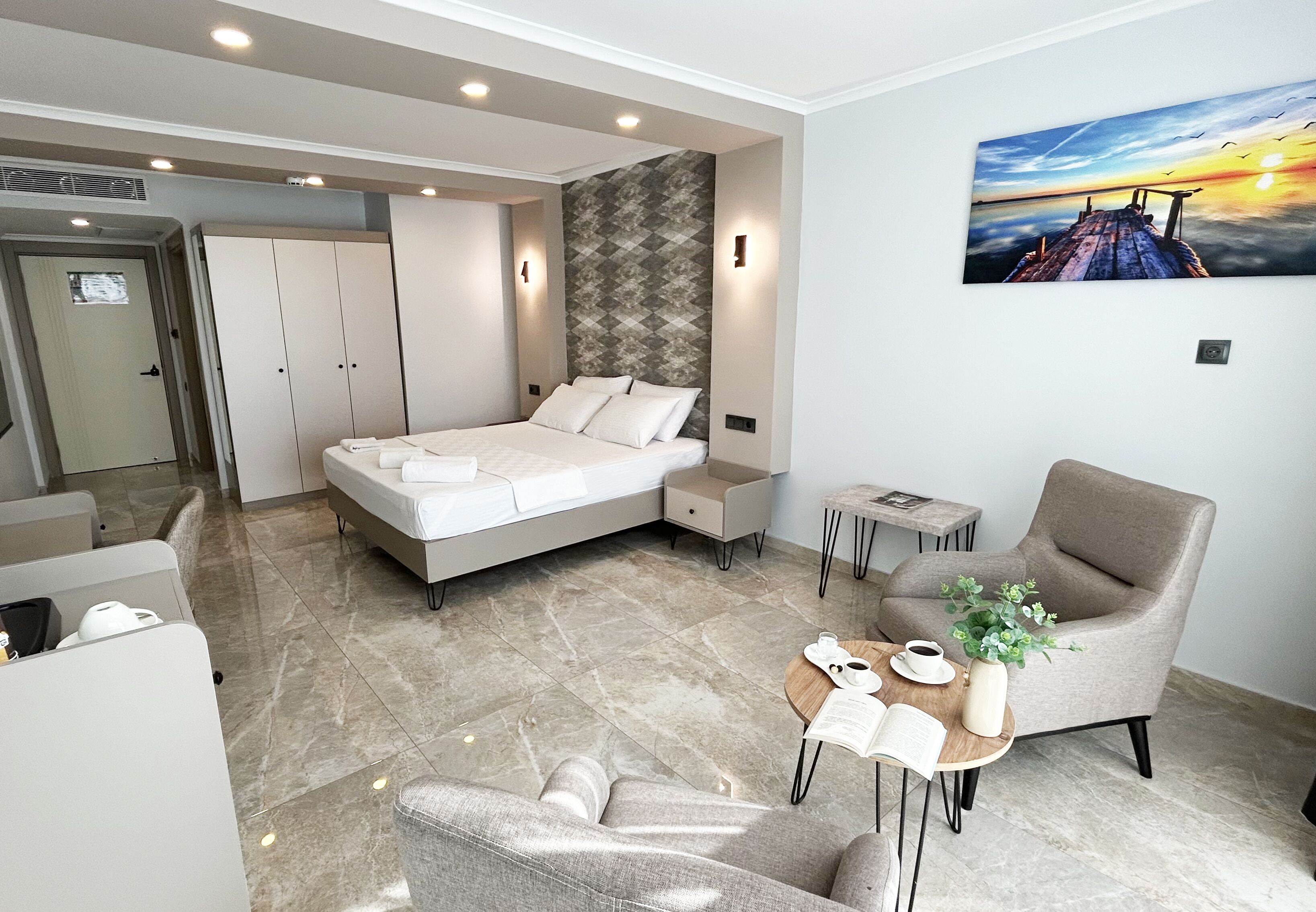 高档床上用品、客房内保险箱、办公桌、隔音