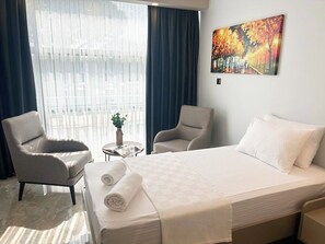 Roba de llit d'alta qualitat, caixa forta a l'habitació i escriptori 