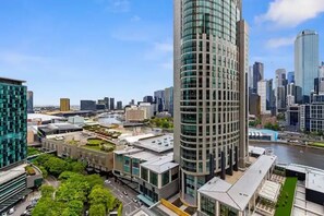 Exterior - Prima Pearl Tower - Southbank Dining Precinct / Crown Casino next door (Southbank)