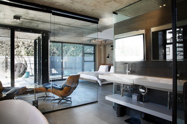 4 makuuhuonetta, työpöytä, silitysrauta/-lauta, ilmainen Wi-Fi