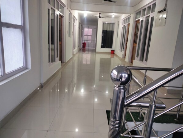 المنشأة من الداخل