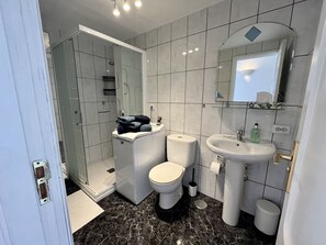 Douche, sèche-cheveux, serviettes fournies, savon
