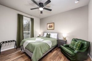 3 bedrooms, desk, iron/ironing board, free WiFi