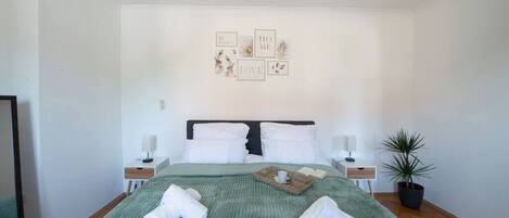 2 habitaciones, tabla de planchar con plancha, wifi y ropa de cama