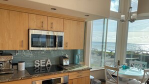 Coffee/tea maker, fridge, stovetop, cookware/dishes/utensils - SeaGoal - Yachats Oceanview (Yachats)