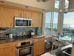 Réfrigérateur, plaque de cuisson, cafetière/bouilloire