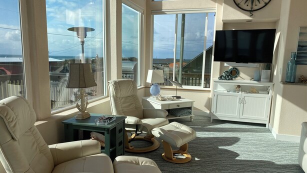 Living area - SeaGoal - Yachats Oceanview (Yachats)