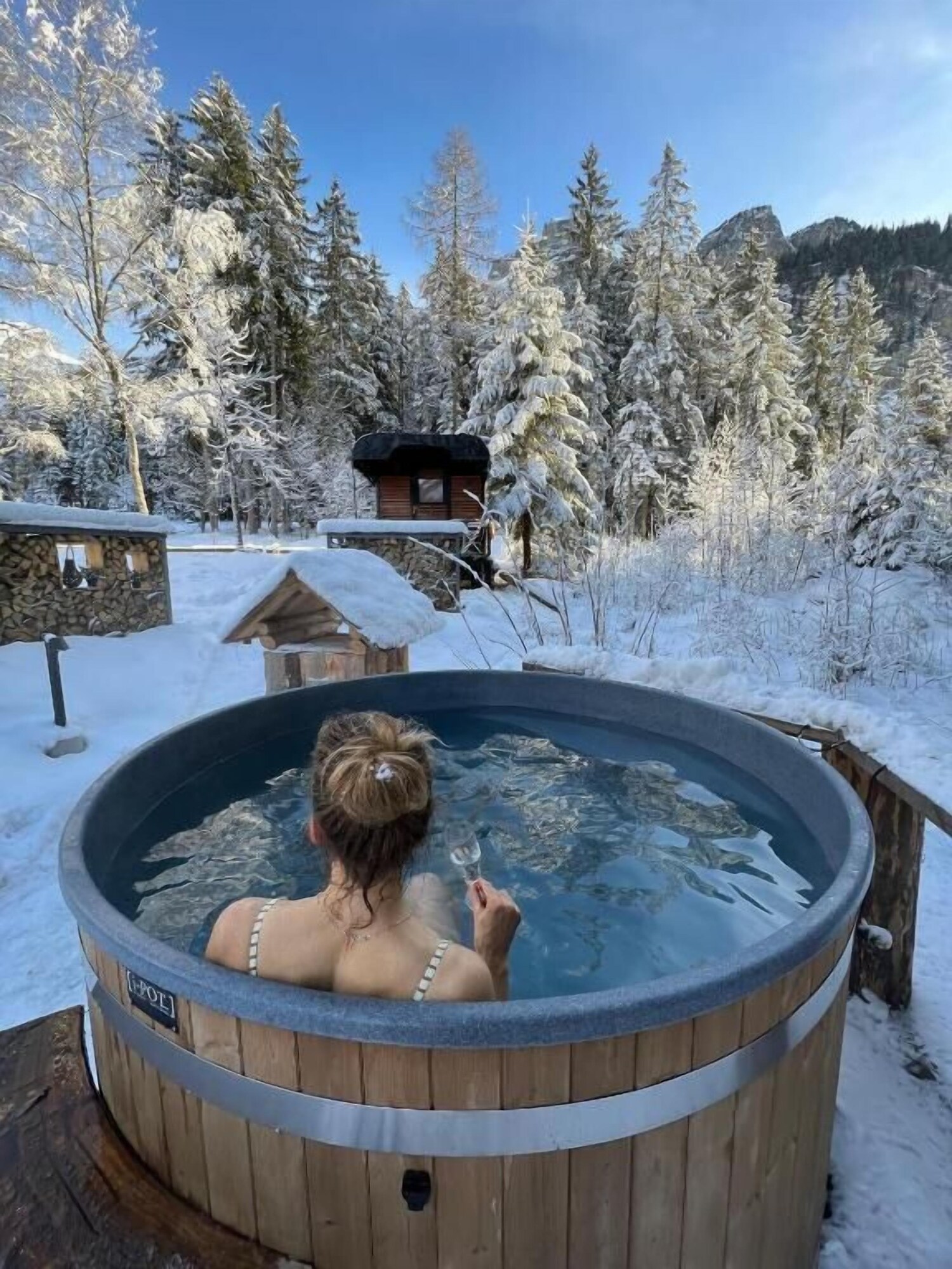 Outdoor spa tub