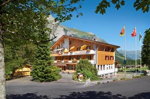Front of property - Hotel Ermitage Kandersteg (Kandersteg)