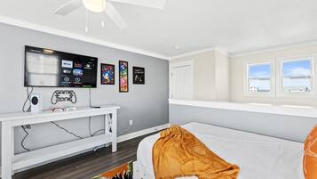 4 slaapkamers, een bureau, een strijkplank/strijkijzer, reisbedje