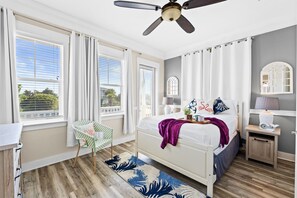 4 Schlafzimmer, Schreibtisch, Bügeleisen/Bügelbrett, Reisekinderbett