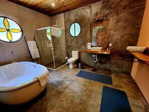 Chalet rustique Supérieur | Salle de bain | Baignoire et douche séparées, baignoire profonde