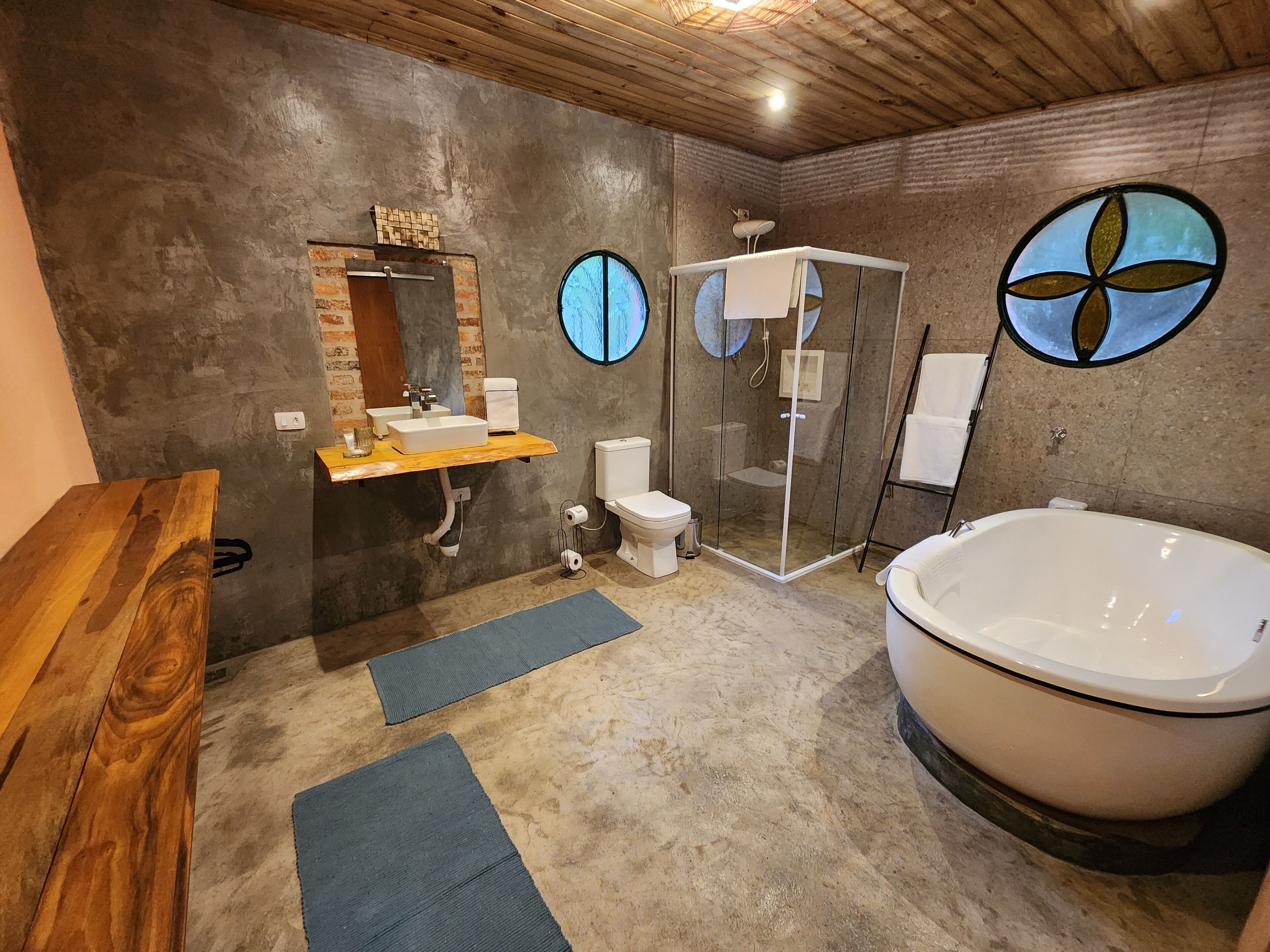 Cabaña superior | Baño | Bañera y ducha independientes y bañera profunda