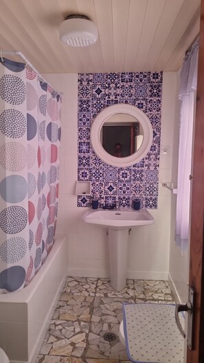 Haartrockner, Bidet, Handtücher, Seife