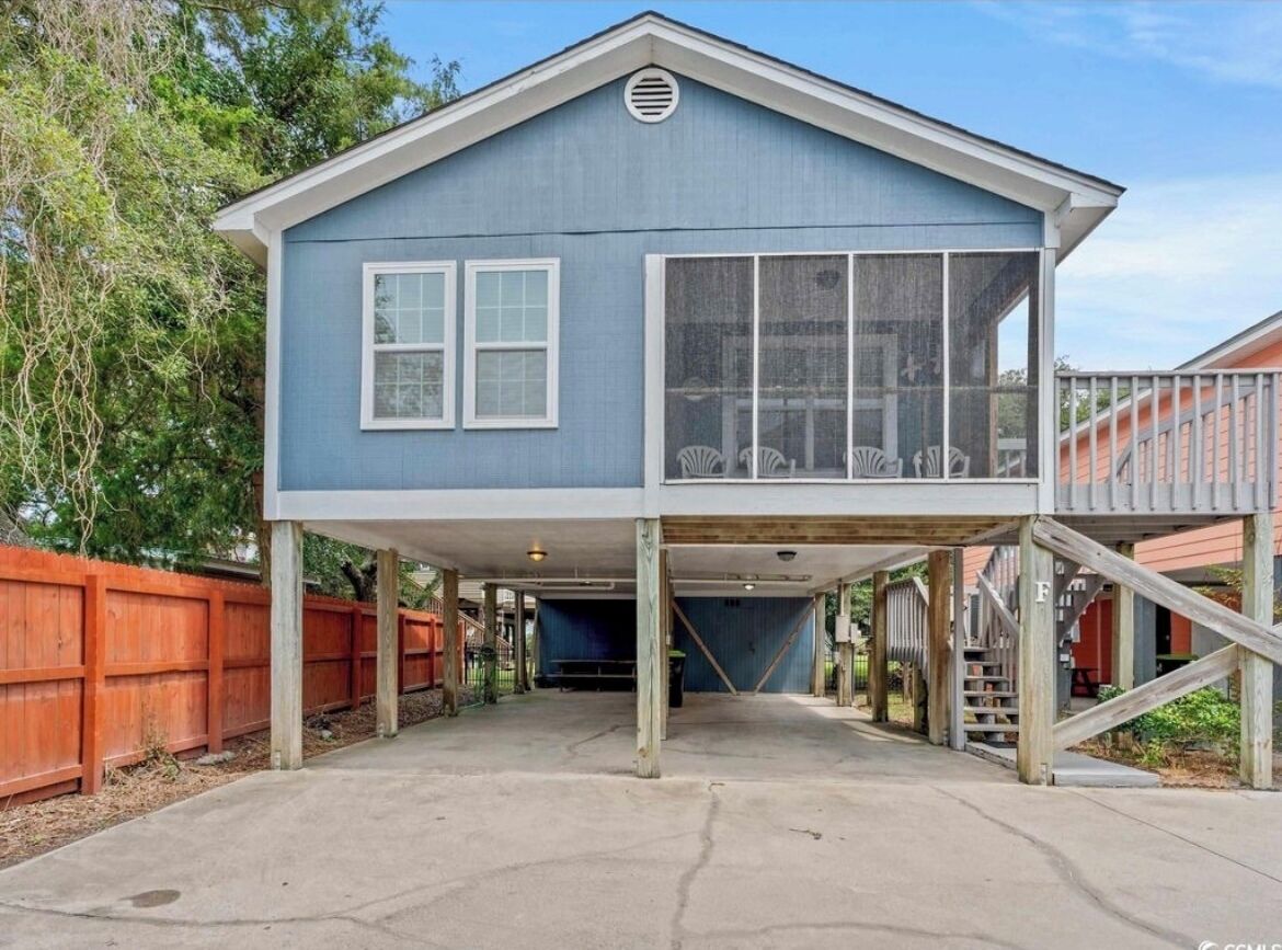 The Hideaway Cottage 2br   2ba only 75yds from the beach!