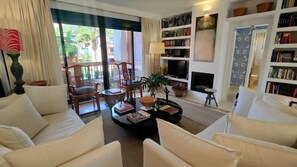 Älytelevisio, kirjoja, stereot