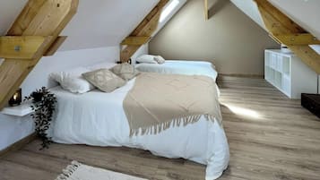 2 dormitorios, tabla de planchar con plancha, ropa de cama