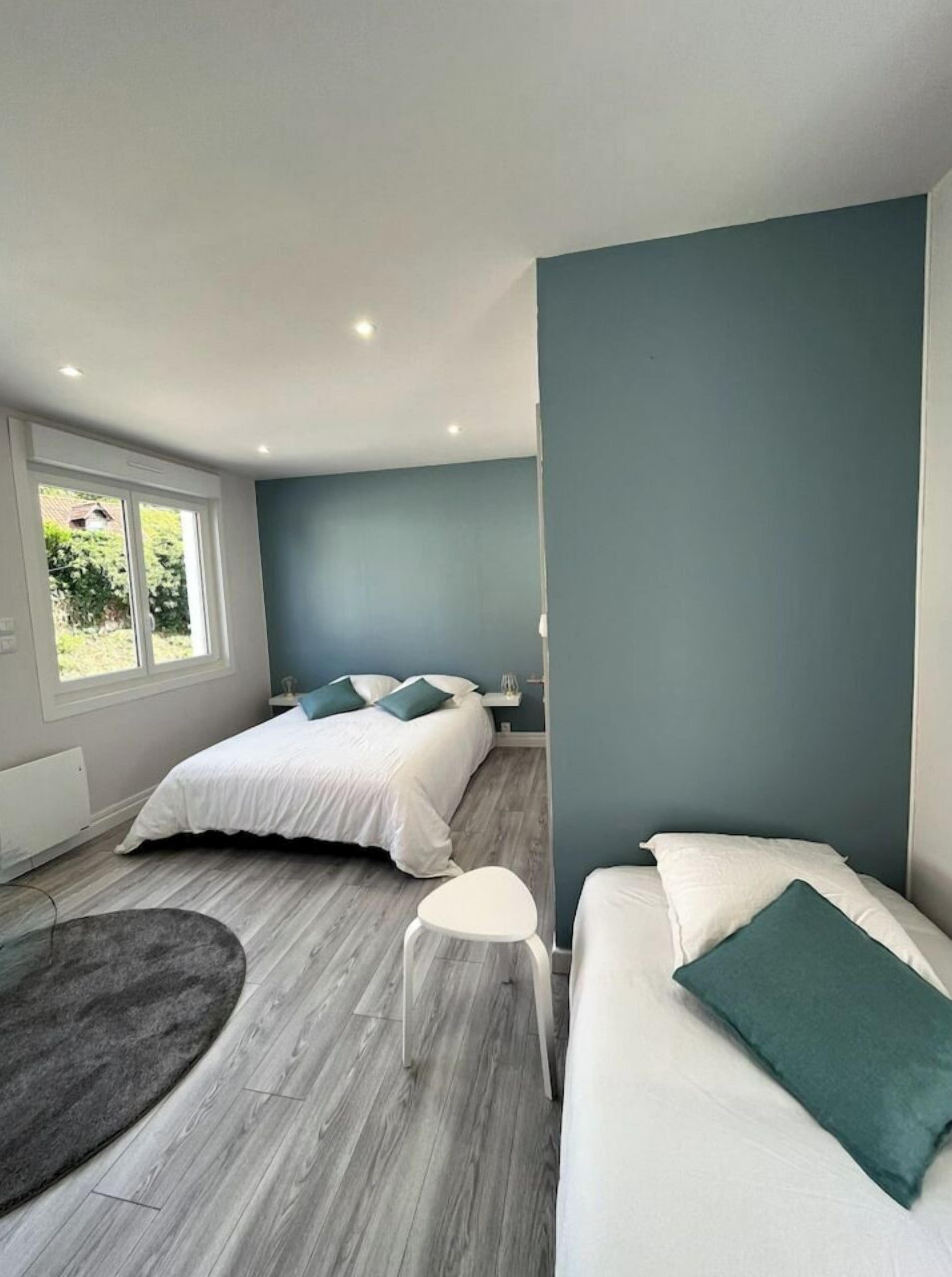 2 bedrooms, iron/ironing board, bed sheets